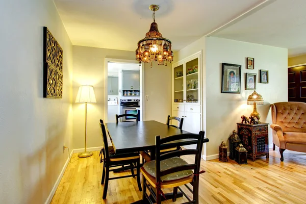 Salle à manger. Ensemble de table en bois noir — Photo