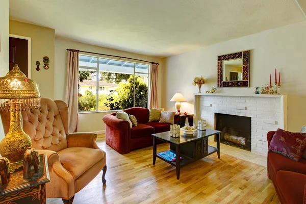 Living room with a brick background fireplace and antique chair — Stock Photo, Image