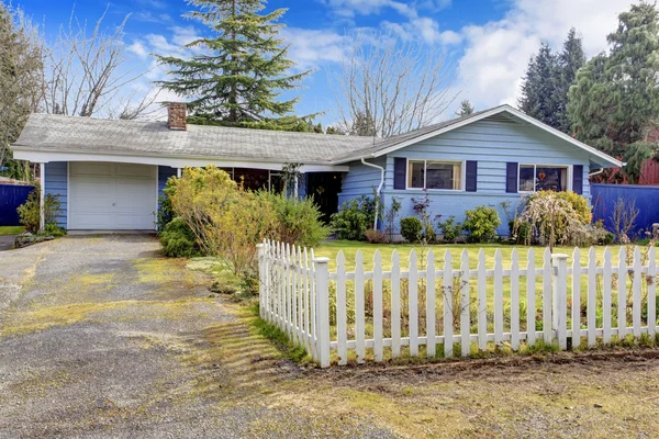 House with fenced front yard — Stock Photo, Image