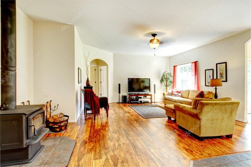 Elfenbein Wohnzimmer mit einem antiken Ofen — Stockfoto © iriana88w