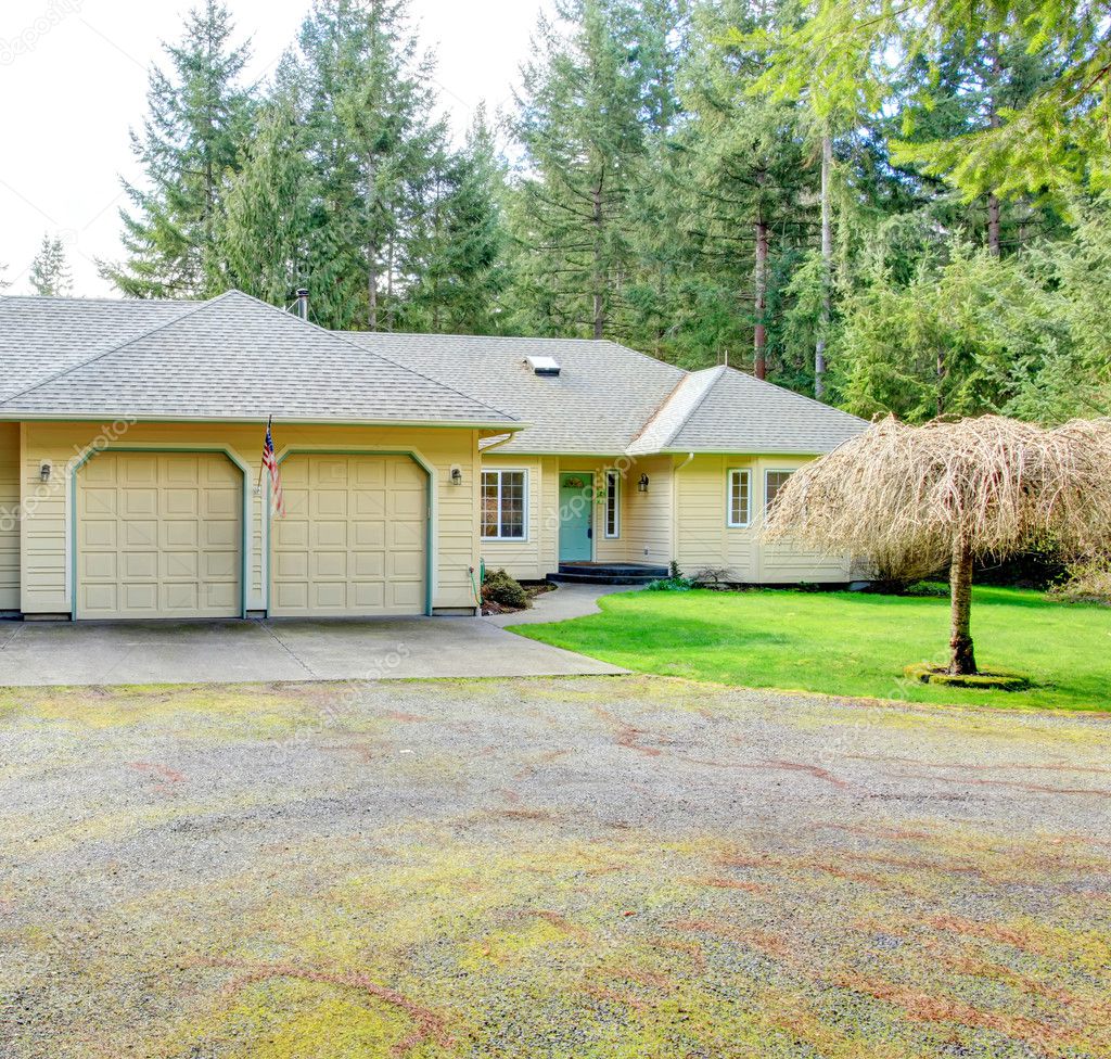 American casa de una planta con garaje para tres coches — Foto de stock