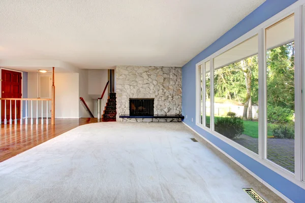 Empty beautiful living room with a rocky background fireplace — Stock Photo, Image