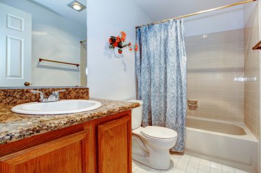 lavabo dolabı görünümünü ve banyo küveti.