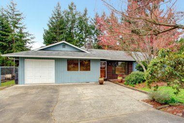 bir hikaye ev. Görünüm sürücünün yol ve garaj