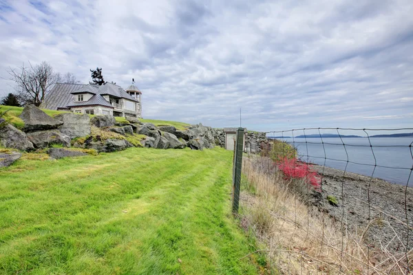 Vue imprenable sur la nature avec une maison en pierre sur le fond — Photo