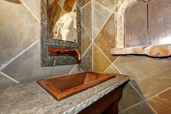 Badezimmer im Burgstil. Nahaufnahme von Spüle und Wasserhahn aus Kupfer — Stockfoto