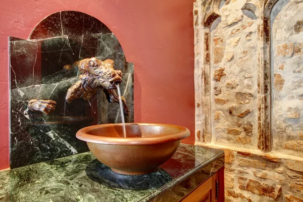 Meuble lavabo de style antique avec une tête de dragon et un navire si — Photo