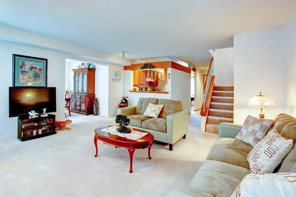 Interior de la casa. Vista al salón, escalera, cocina y comedor — Foto de Stock