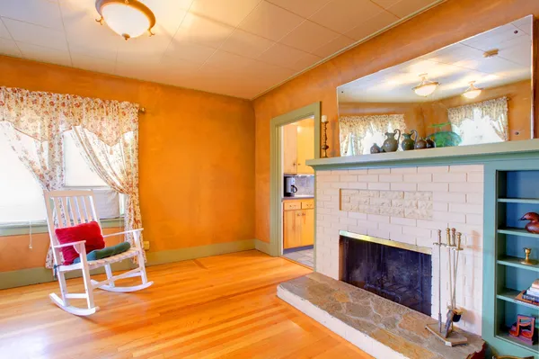 Útulný obývací pokoj s houpací křeslo — Stock fotografie