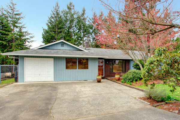 Одноэтажный дом. Вид на дорогу и гараж
