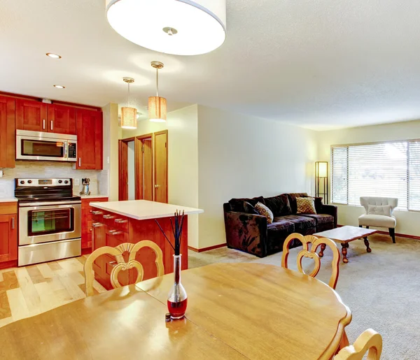 Wohnzimmergestaltung. Blick auf die Küche und den Essbereich — Stockfoto