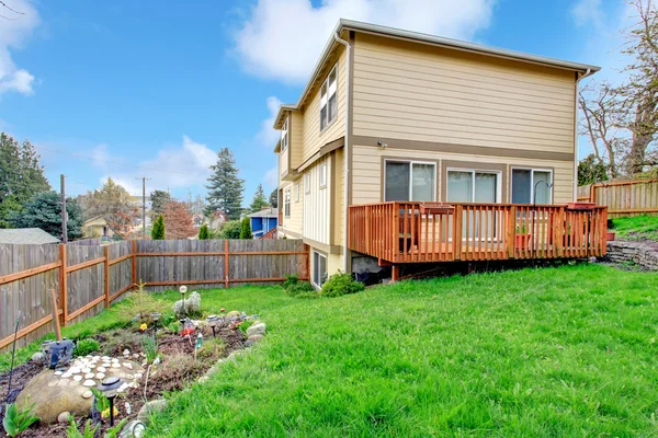 View of backyard walkout deck and flower bed — Stock Photo, Image