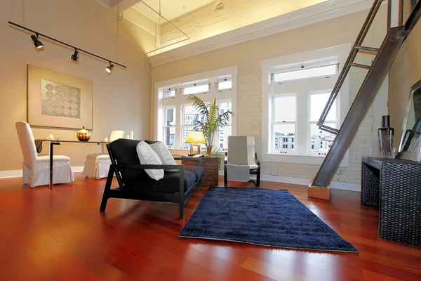 Reconstruída moderna espaçosa sala de estar — Fotografia de Stock
