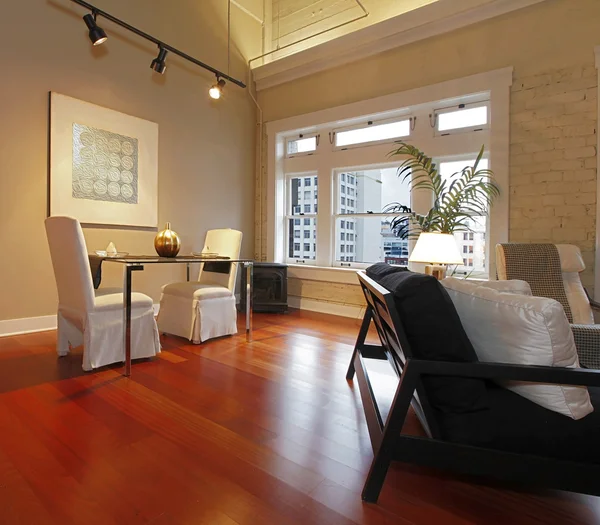 Eleganter Esstisch in einem modernen Wohnzimmer — Stockfoto