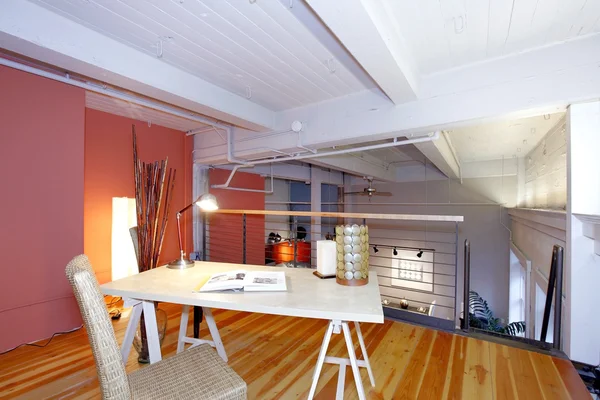 Mezzanino ricostruito ufficio con vista sul soggiorno — Foto Stock