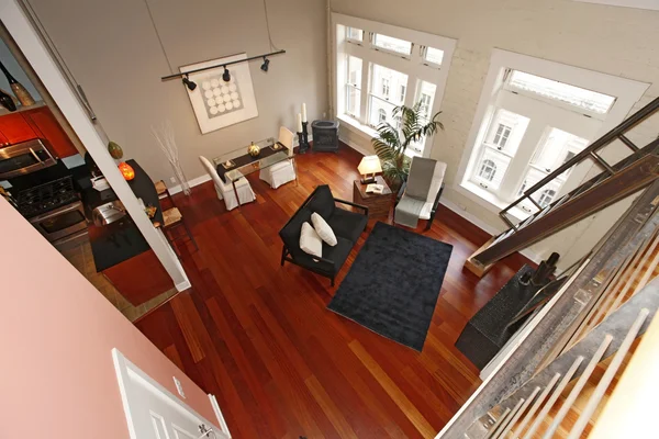 Zrekonstruovaný moderní obývací pokoj. panoramatický pohled — Stock fotografie