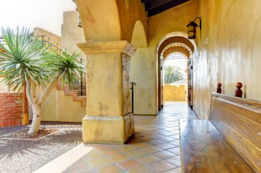 İspanyol mimarisinin court yard ayrıntıları ile tezgah.