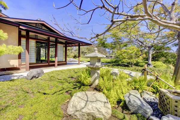 Japanese garden in San Diego with a house structure. — Stock Photo, Image