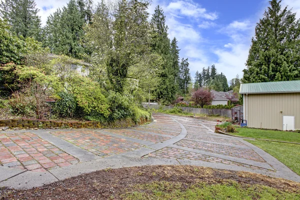 Stone driveway and garage — Stock Photo, Image