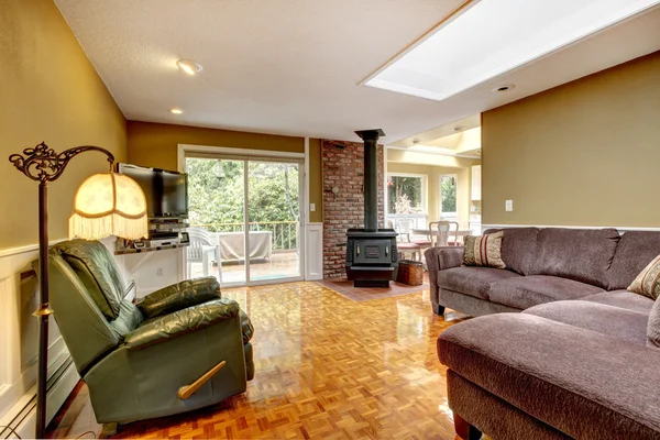 Sala de estar de azeitona com fogão antigo e deck walkout — Fotografia de Stock