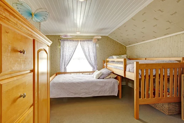 Спальня з низькими і високими ліжками — стокове фото