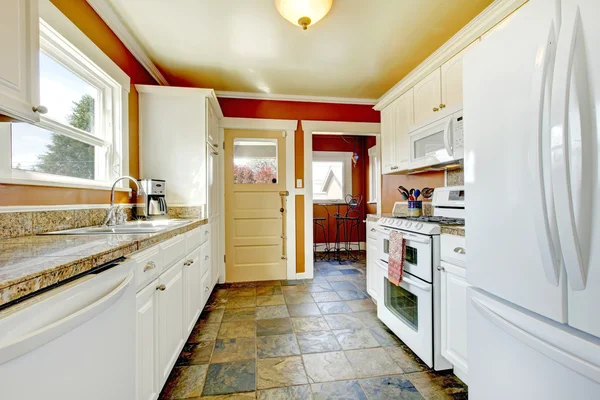 Sala de cocina naranja con armarios blancos — Foto de Stock