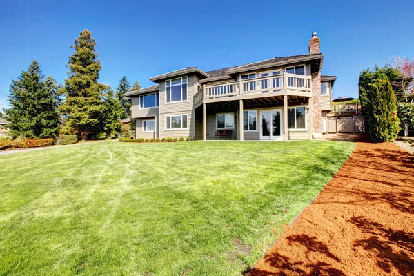 Beautiful siding house. View from backyard — Stock Photo, Image