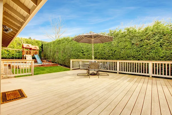 Backofen mit Terrassenbereich und Spielplatz für Kinder — Stockfoto