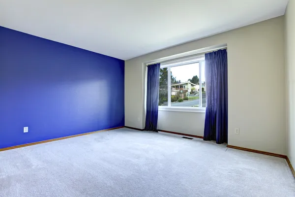 Chambre vide avec un mur royal conctrasté — Photo