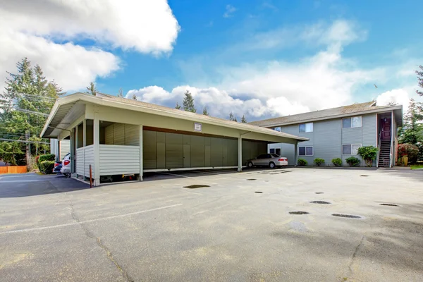 Vista de lugares de estacionamento residenciais — Fotografia de Stock