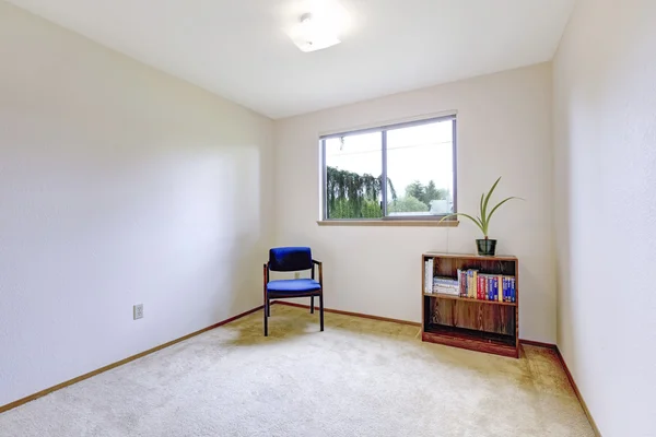 Habitación sencilla vacía con librería — Foto de Stock