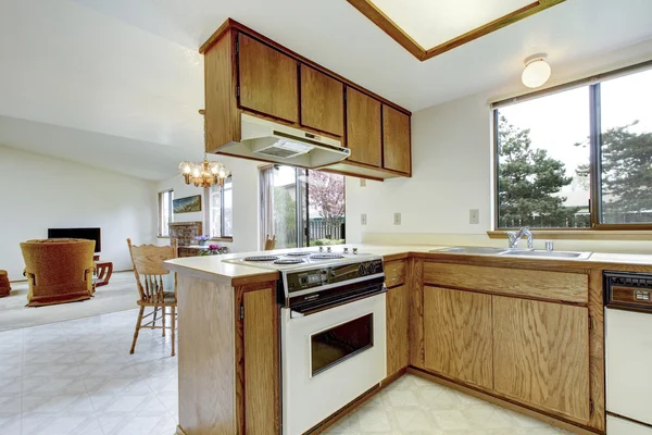 Jednoduchý kuchyňský prostor interiéru. pohled na jídelní a obývací pokoj — Stock fotografie