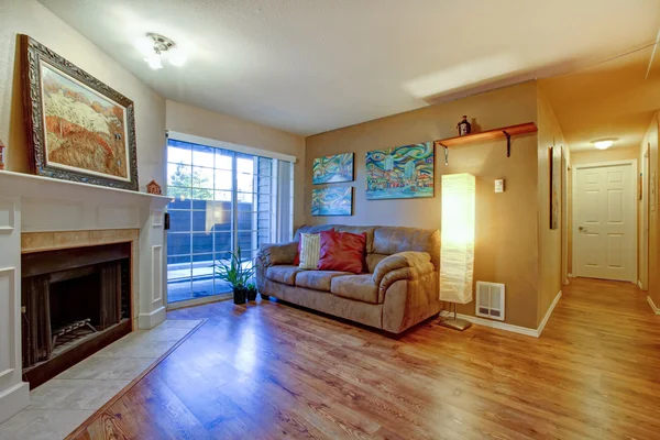 Simple Wohnzimmer mit einer Couch — Stockfoto