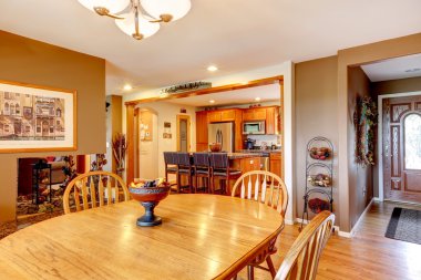 Ahşap masa seti ile yemek alanı