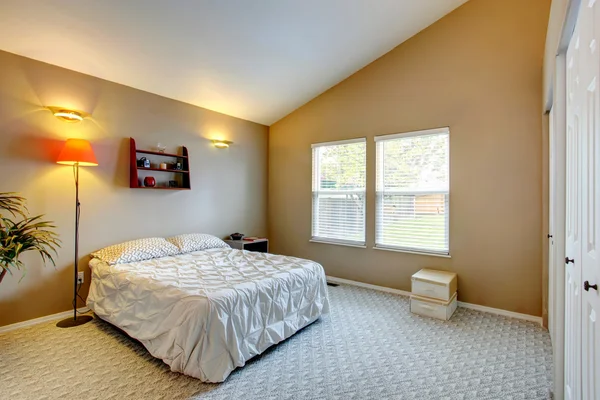 Tonozlu tavan ile yatak odası iç — Stok fotoğraf