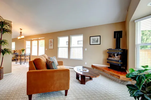 Wohnzimmer mit freistehendem Ofen in der Ecke — Stockfoto