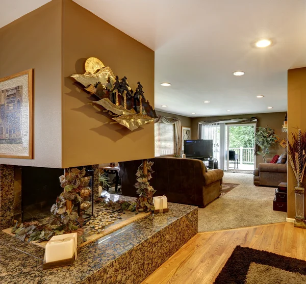 Hausinnenraum. Blick auf dekorierten Kamin — Stockfoto