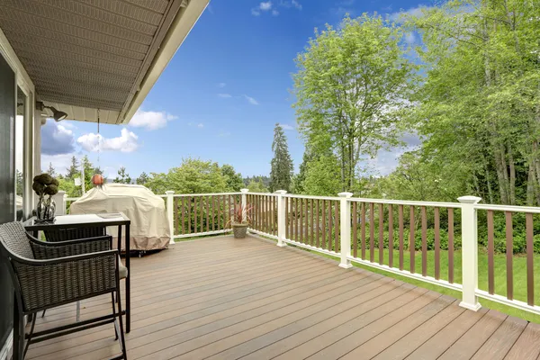 Walkout deck with patio area — Stock Photo, Image