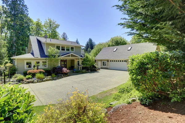 Schönes amerikanisches Haus mit Blumenbeeten — Stockfoto