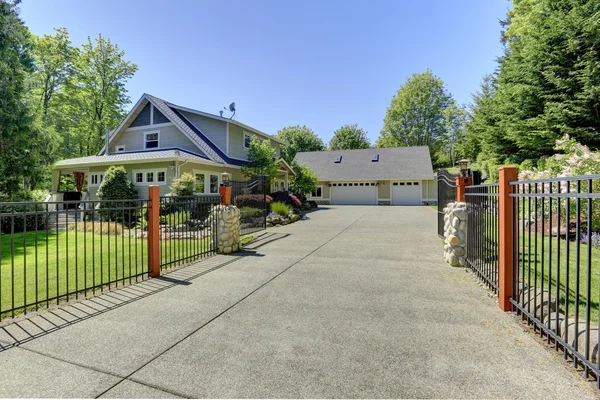 Beautiful american house with iron gates — Stock Photo, Image