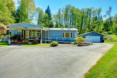 büyük sütun sundurma ile ev