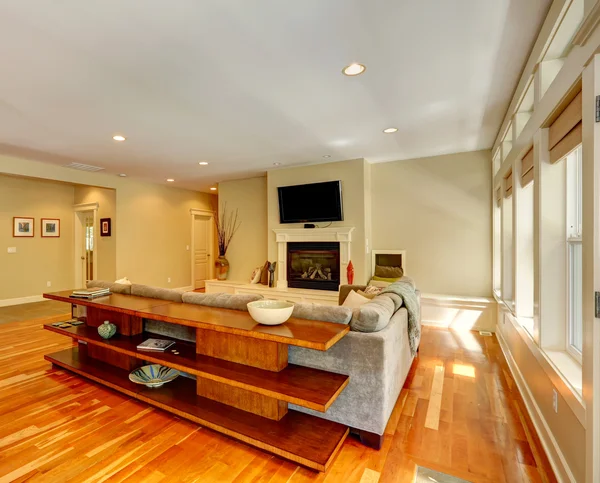 Luxusní obývací pokoj s krbem — Stock fotografie