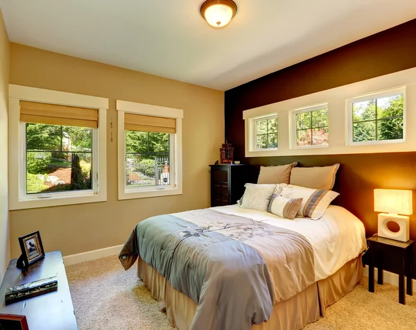 Уютная спальня с контрастной стеной — стоковое фото