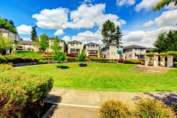 Residential complex with beautiful landscape design — Stock Photo, Image