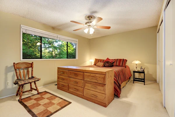 Muebles de dormitorio en habitación luminosa con ventana — Foto de Stock