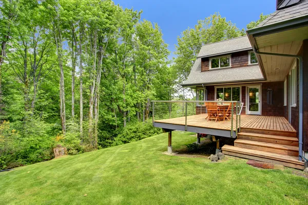 Backyard deck overlooking amazing nature landscape — Stock Photo, Image