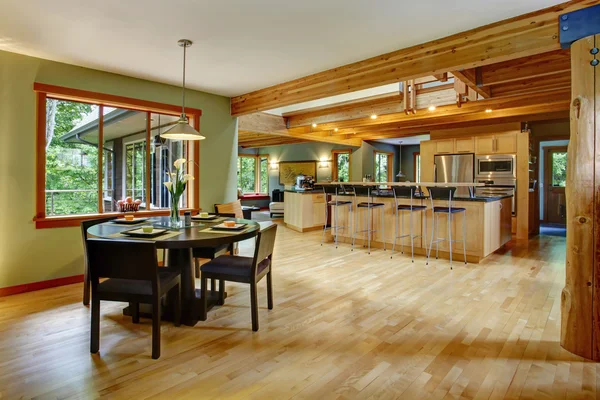 Keuken en eetkamer interieur. — Stockfoto