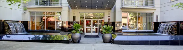 Modern apartment building entrance. Exterior. — Stock Photo, Image