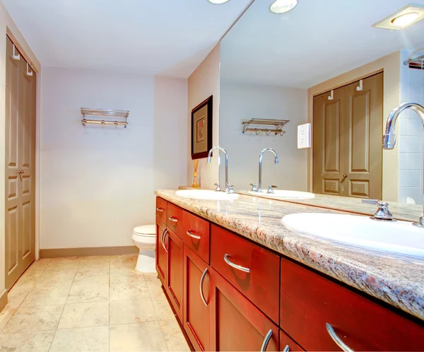 Salle de bain classique avec armoires cerises . — Photo