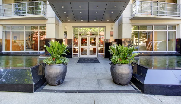 Modern apartment building entrance. Exterior. — Stock Photo, Image